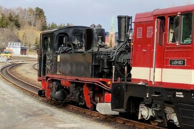 Hinter der Diesellok L45H-083 ging es dann für die Dampflok in die Werkstatt nach Oberwiesenthal. 