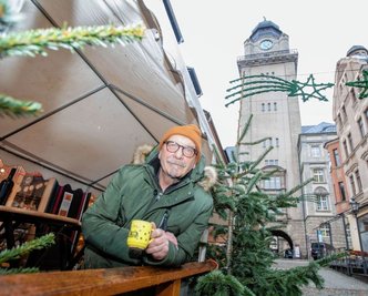 Fritz Mandel führte elf Jahre lang das Wein- und Feinkostgeschäft Barrique an der Rathausstraße. Mittlerweile ist er schwer erkrankt, das Foto stammt aus dem Advent 2021.