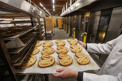 Die Produktionshalle der Großbäckerei befindet sich an der Mauersbergerstraße in Siegmar. Dort werden neben Brot und Brötchen auch verschiedene Süßwaren gebacken.