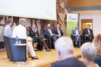 Diskussionsrunde mit Kandidaten zur Landtagswahl und Vertretern der sächsischen Wirtschaft in der Dresdener Dreikönigskirche.