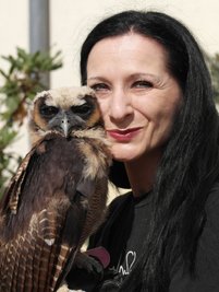 Manuela Sonneborn übt den Beruf einer Falknerin aus. Malaienkauz Johnny ist häufig dabei.