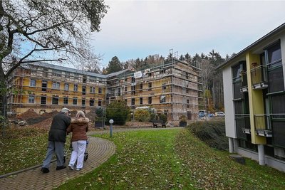 Am Rande des Rabensteiner Waldes in Grüna saniert eine private Investorengruppen gleich neben dem 2003 neu eröffneten Pflegeheim "Haus am Wald" (rechts) die ehemalige Naturheilanstalt Stahringer. Dort wird die Stadtmission künftig betreutes Wohnen und eine Tagespflege betreiben. 