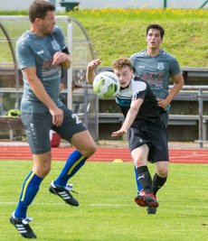 Fünf Tore und Bestwert in einem Spiel: Tommy Barthold vom BSV Gelenau, der hier vor den Marienbergern Stefan Hauser und Tommy Meyer (r.) abzieht, erzielte diese beim 8:5 gegen den Neustädtler SV. 