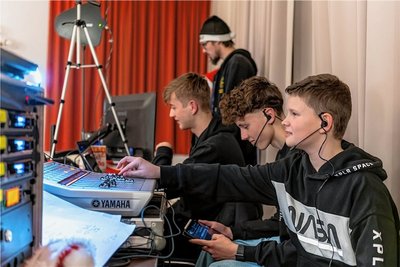 Schüler aus der AG Veranstaltungstechnik sorgten für den richtigen Ton, die passende Beleuchtung und Effekte.