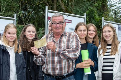 Rainer Schicke aus Gassenreuth lebte im Sperrgebiet. Er zeigt Schülerinnen vom Plauener Lessing-Gymnasium einen Passierschein, der damals nötig war, um hin und her zu kommen. „Jeder Besuch musste angemeldet werden."