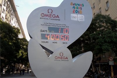 Die Countdown-Uhr in der Nähe des Obelisken zählt die Tage herunter.