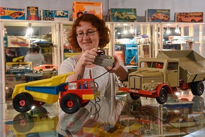 Museumsmitarbeiterin Kathy Eichholz präsentiert einen ferngesteuerten Muldenkipper. Rechts ist ein Modellfahrzeug vom Typ H3A zu sehen. Dieser erste in der DDR entwickelte Lkw wurde einst in Zwickau hergestellt. 