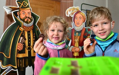 Die siebenjährige Flora und ihr neunjähriger Bruder Emil aus Drebach haben am Dienstag in der Schokowerkstatt auf Schloss Augustusburg ihre eigenen süßen Pralinen hergestellt und auch gleich ausprobiert. Es war der erste Workshop nach mehrmonatiger Schließzeit. 