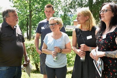 Wohlhausen hat viel zu bieten: Am Mittwoch schaute sich die Jury des Landratsamtes im Ort um, lernte ihn bei einer Rundfahrt und viele engagierte Menschen kennen. Im Foto (von rechts): die Ortschaftsratsmitglieder Ute Rill, Ulrike Hoyer, Ortsvorsteherin Romy Böttcher und Daniel Samsel im Gespräch mit Thomas Recke vom Landesamt Umwelt, Landwirtschaft und Geologie. 