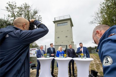 Thomas Fügmann, Landrat des Saale-Orla-Kreises, der Hofer Landrat Oliver Bär, die Bayerische Staatsministerin Melanie Huml, Sachsens Ministerpräsident Michael Kretschmer und der Landrat des Vogtlandkreises, Thomas Hennig (von links).