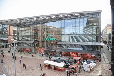 Links an der Ecke zur Straße der Nationen soll die „Emils 1910“-Filiale einziehen. Spätestens zu Pfingsten werden dort Brot, Brötchen, Kuchen sowie Frühstücks- und Mittagsangebote präsentiert.