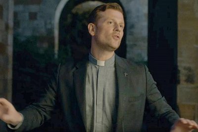 Christoph Schechinger spielt als Pastor Johann auch den Chorleiter.