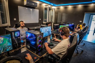Konzentriert vor dem Monitor: Im Gaming-Raum des Apartments laufen Counter-Strike-Partien auf Bildschirmen mit 240 Hertz.