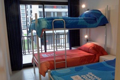 Blick in ein Zimmer des Olympischen Jugenddorfs: Die jungen Sportler können kommen, es ist alles bezugsfertig.