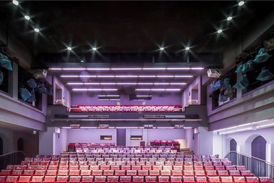 Offener, luftiger, mit größerer Beinfreiheit, optimierter Akustik und bereinigten Sichtlinien präsentiert sich der Zuschauerraum des Zwickauer Gewandhaustheaters nach der Sanierung. 