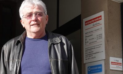 Der Versicherungsfachwirt Jürgen Schmidt engagiert sich nach seinem Eintritt in den Ruhestand für die Opferschutzorganisation Weißer Ring. Die Zwickauer Außenstelle befindet sich in der Hauptstraße 23. 