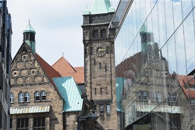 Hunderte Unterbringungsplätze in Wohnungen und Wohnheimen für Flüchtende aus der Ukrainer hält das Rathaus nach eigenen Angaben bereit. 