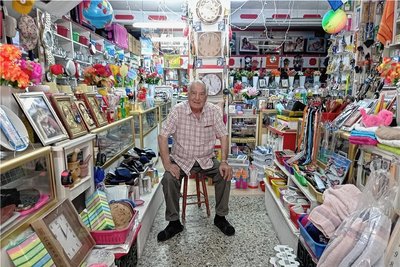 Der Grieche Dimitris Stamenas, 87, der seit 1953 sein Geschäft in Nea Zichni betreibt, will weiterarbeiten - "bis ich umfalle!" 