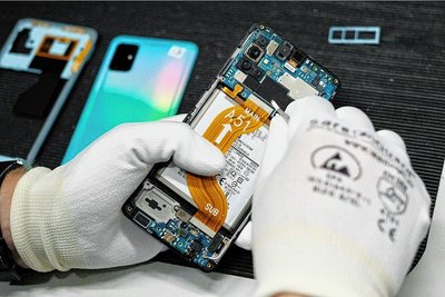 Die Hartmannsdorfer Komsa, die sich unter anderem auf die Reparatur von Mobiltelefonen spezialisiert hat, gehört mit einem Umsatz von rund 1,1 Milliarden Euro zu den 20 größten Unternehmen in Mitteldeutschland. 