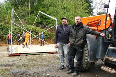 Wie Kai Fröhner und Torsten Wohmann (von rechts) fiebern alle Mitglieder und Helfer des EMC Witzschdorf der Deutschen Meisterschaft im Motorradbiathlon entgegen.