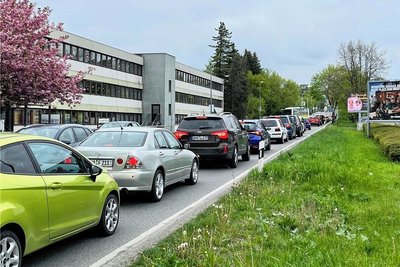 Drei Rotphasen dauerte es, bis die Autofahrer über die Baustellenampel an der Feldschlösschenkreuzung kamen. 