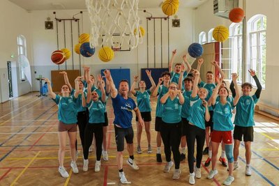 Radiomoderator André Hardt hat die Neuntklässler der Oberschule in Meerane auf Trab gehalten.
