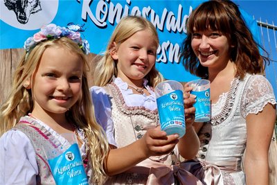 Rosa, Greta und Jennifer (von links) präsentieren die neuen Becher zur Königswalder Wiesn.