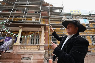 Ein Großteil der Bauaufträge ging laut Stadtmission an Unternehmen aus Grüna und Umgebung. Hier Zimmerermeister Steffen Beckmann.