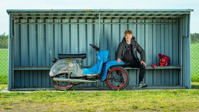 Moritz Dodt aus Leckwitz bei Riesa fährt gern Wheelies. Weil dabei aber der Panzer seiner Schwalbe leiden würde, hat der 18-Jährige das Originalteil gegen ein Altblech-Exemplar getauscht und das hintere Ende abgeschnitten. Jetzt kann der angehende Sozialassistent ohne Reue seine Fahrkünste auf dem Hinterrad verfeinern.