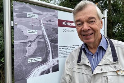 Alfred Eibel, ehemaliger Grenzpolizist der Polizeinspektion Hof. Von einem Hubschrauber aus machte er das Foto, das heute auf einer der Infotafeln am Grenzturm gezeigt wird.
