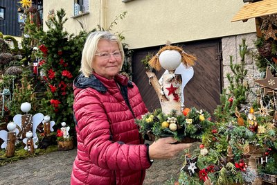 Sylvia Badstübner zeigt hier einen der ersten Engel, der „mit vor die Tür“ durfte.