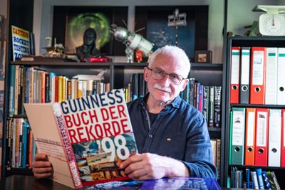 Der Beleg für ein Lebenswerk: Tasillo Römisch hält in seinem Mittweidaer Museum ein „Guinness-Buch der Rekorde“ in den Händen. Erstmals stand er 1990 mit seinen selbstgebauten Raketenmodellen darin.