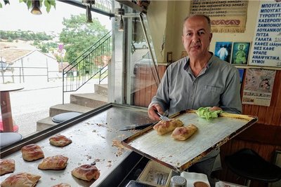 Nikos Tziaros, 58, backt im Dorf Nea Zichini Tag für Tag leckere Strudel - für immer weniger Kunden. 