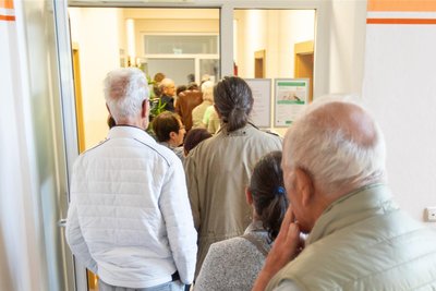 Volles Wartezimmer, voller Gang: Dr. László Almási hat die letzten Sprechstunden in seiner Praxis tageweise völlig allein bestritten.