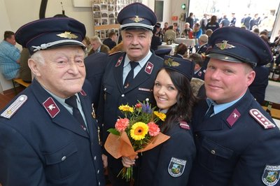 Im Bild: Der 87-jährige Heinz Flade (links), der seit 71 Jahren Mitglied in der FFW Helbigsdor ist, sein Sohn Klaus-Dieter Flade, Stefanie Felber und Gerätewart Rico Grimm.