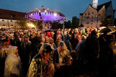 Besucher der MDR-Open-Air-Show «Die Schlager des Sommers» verlassen den Hof von Schloss Klaffenbach. Wegen eines heftigen Gewitters musste die Aufzeichnung unterbrochen werden. 