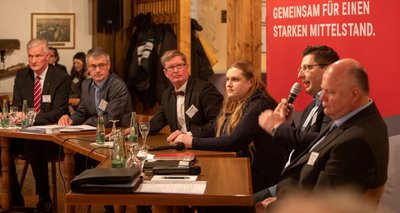 BVMW-Chef-Volkswirt Hans-Jürgen Völz als Moderator und die Bewerberschar: Uwe Drechsel (parteilos), Thomas Fiedler (SPD), Janina Pfau (Linke), Thomas Hennig (CDU) und Roberto Rink (AfD/von links) streben die Nachfolge von Landrat Rolf Keil (CDU) an. 
