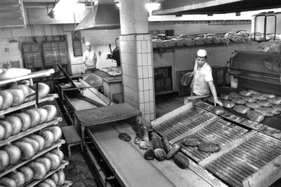 Zu DDR-Zeiten war der Standort des VEB Großbäckerei Union an der Kalkstraße. 1997 wurde der Grundstein für den neuen Standort im Gewerbegebiet an der Mauersbergerstraße gelegt.