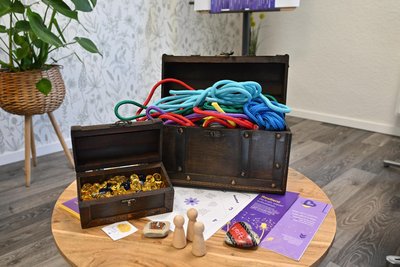 Figuren, Steine oder Seile: Unter anderem mit solchen Materialien arbeitet die Coachin mit Menschen in der Lebenskrise.