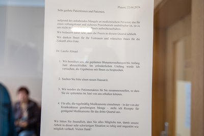 Per Aushang hat Dr. Almási Patienten informiert, bis wann sie ihre Akten und Medikamente erhalten. Laut KVS ist die Niederlassung neu ausgeschrieben und kann bis sechs Monate nach Schließung besetzt werden.