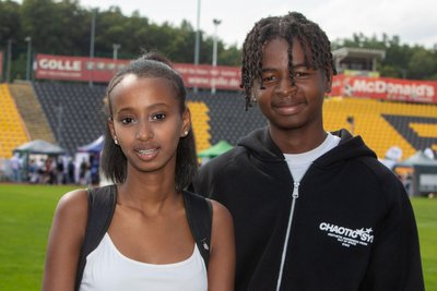 Arsema Yacob und Nicolau Ermelindo gehörten zu den vielen jungen Menschen mit ausländischen Wurzeln, die sich bei der Ausbildungsmesse im Vogtlandstadion über einen passenden Lehrbetrieb informierten.