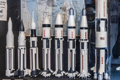 Vom Rohling zum Raumfahrzeug: Raketenmodelle aus Tasillo Römischs Sammlung. Einige davon sind an der Drechselbank entstanden. Wie, das hat Regisseur Tom Lemke in einer Szene seines Dokumentarfilms „Der Mann, der nie im All war“ über Römisch festgehalten.