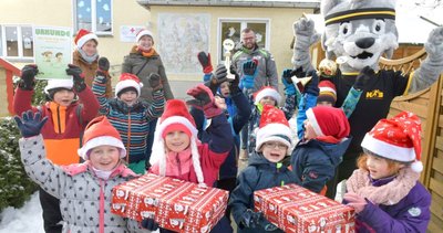 Die Kinder der Frauensteiner Schulanfängergruppe haben beim Kita-Team-Cup den 1. Platz belegt. Benjamin Kahlert überbrachte mit Maskottchen "Fredi" Pokal und Geschenke. Zuvor begrüßten die Kinder gemeinsam mit Cathleen Kuhnke (Gitarre) und Sandy Schmieder die Gäste musikalisch. 