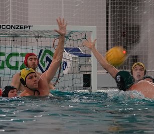Oben auf: Franz Czerner (links, gelbe Kappe) gehörte beim Sieg des SV Zwickau über Leipzig zu den besten Špielern. 