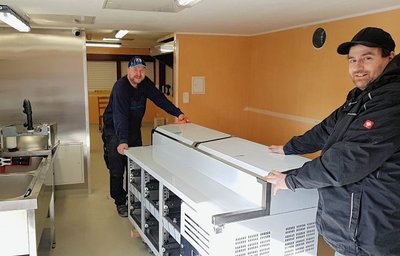 Im Strandimbiss ist am Dienstag die neue Kühltechnik eingetroffen. Stefan Ehlert und Karsten Thumser (von links) tragen sie ins Gebäude. Beide haben den ganzen Winter über den Gebäudekomplex kernsaniert.