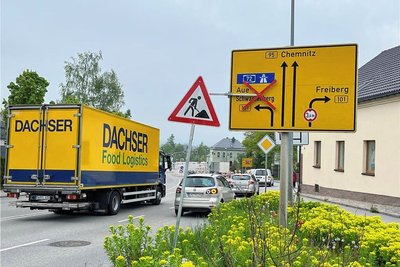 Aus Richtung Oberwiesenthal werden vier Fahrspuren auf zwei begrenzt. 