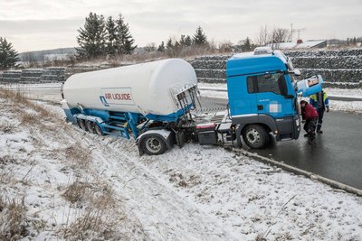 Dieser Flüssiggas-Laster rutschte im Gewerbegebiet Oberlosa bei Plauen in den Seitengraben.