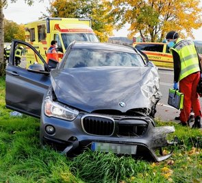 Am BMW entstand demnach Totalschaden. 
