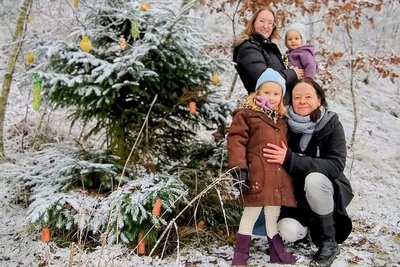 Seit Jahren gestaltet Heike Wenige (r.) aus Freiberg im Winter einen „Tierbaum“. Diesmal halfen ihre Nichten dabei.