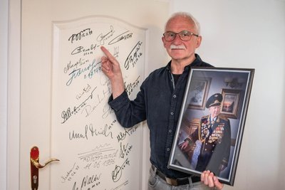 Autogramme aus dem All: Tasillo Römisch vor der Tür in seinem Mittweidaer Raumfahrtmuseum, die zahlreiche Kosmonauten und Astronauten signiert haben. Der 72-Jährige kennt rund 100 Raumfahrer persönlich.